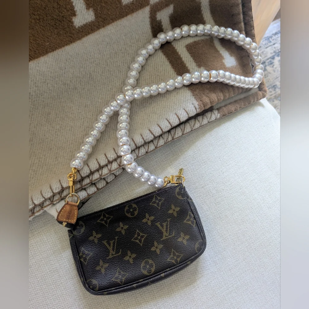 🤎AUTH Pre loved Louis Vuitton Pochette + Pearl Crossbody Strap! - Picture 4 of 15